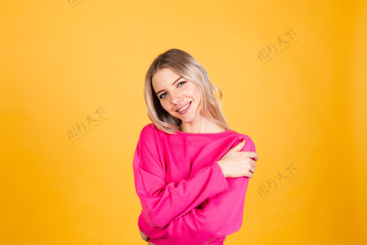 肖像黄色墙上穿粉红色上衣的漂亮欧洲女人爱简单温暖