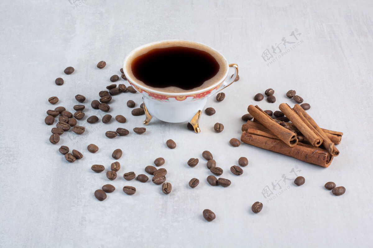 热的一杯咖啡加咖啡豆和肉桂棒豆子咖啡咖啡因