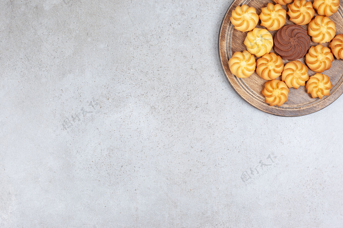 风味饼干放在大理石表面的木制托盘上 呈星形排列甜点美味烘焙