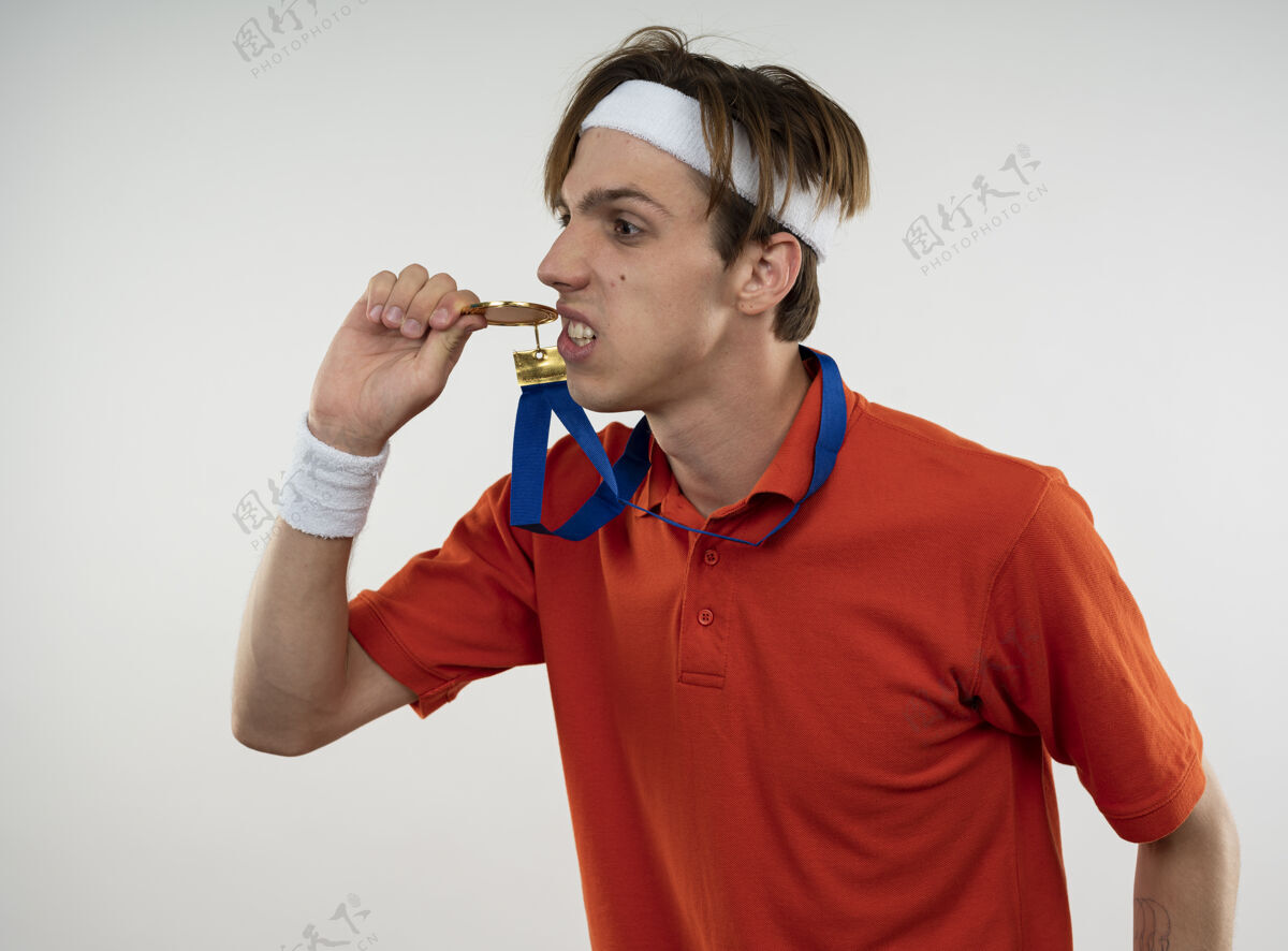 壁板看着身边的年轻人戴着头带 戴着手环 咬着白色的奖牌奖牌头带男子