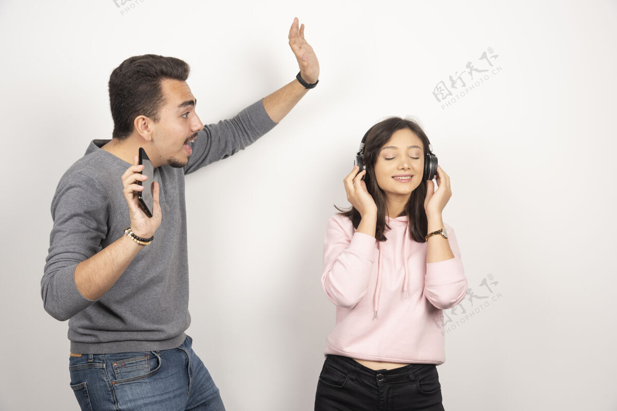 男人年轻人想引起女人的注意人朋友耳机