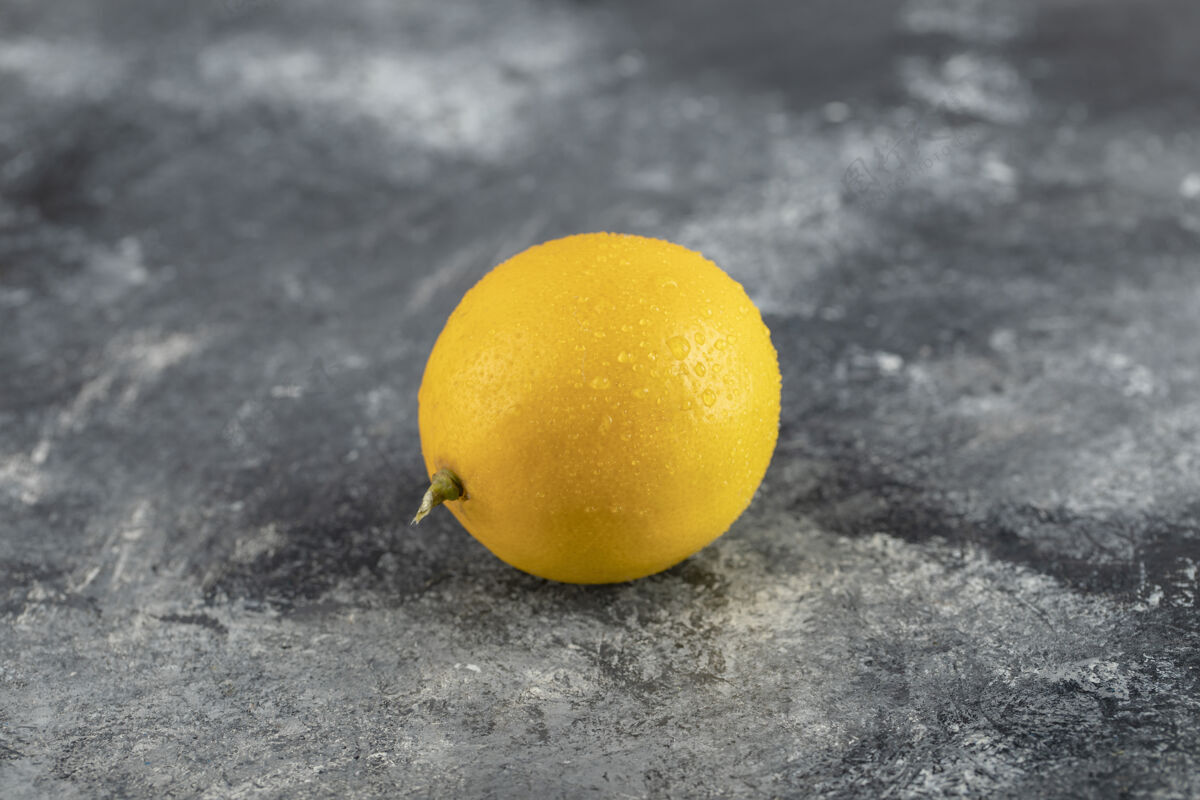 成熟的大理石表面上一个成熟的黄色柠檬美味异国情调的水果异国情调