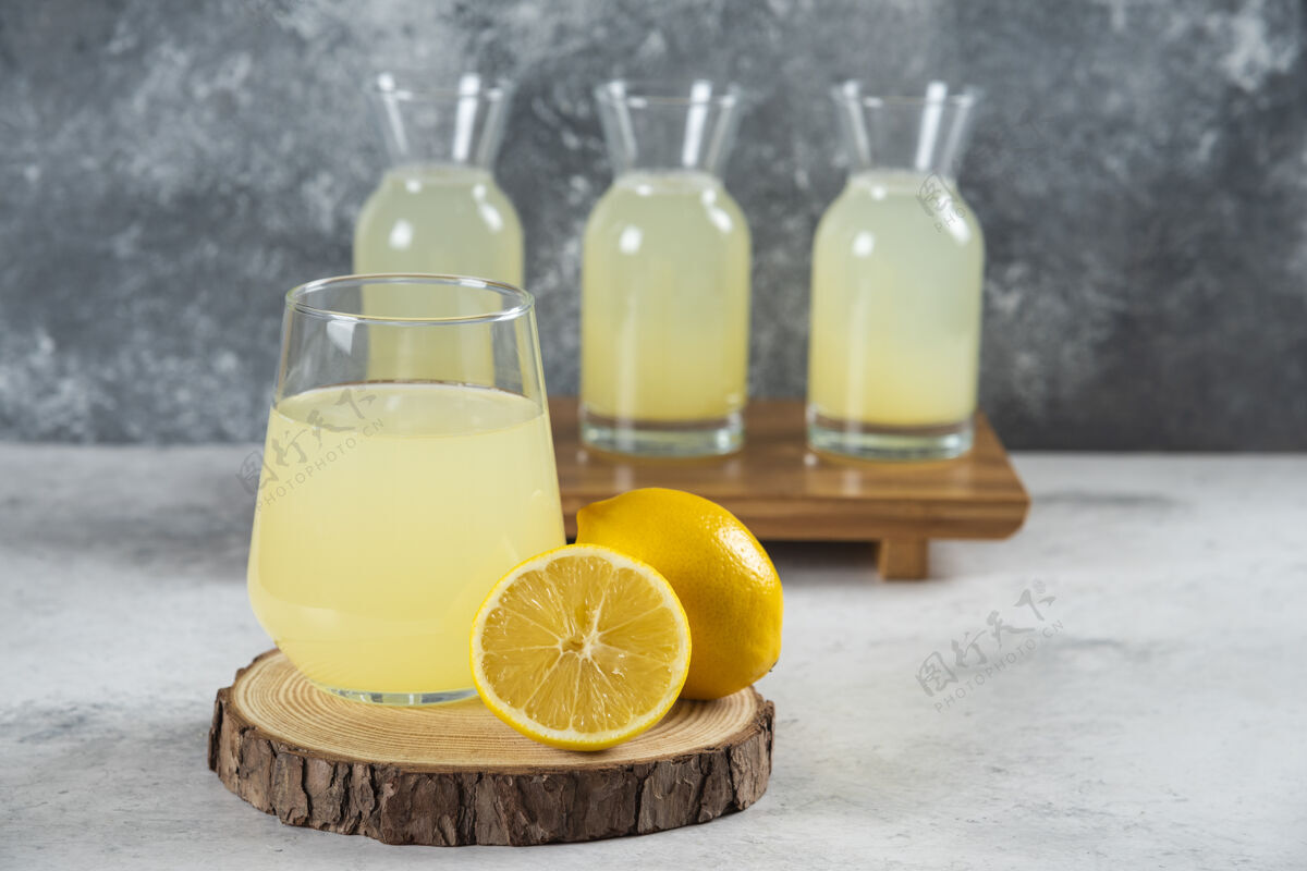 自然在木板上放一杯新鲜的柠檬汁柠檬水凉杯子