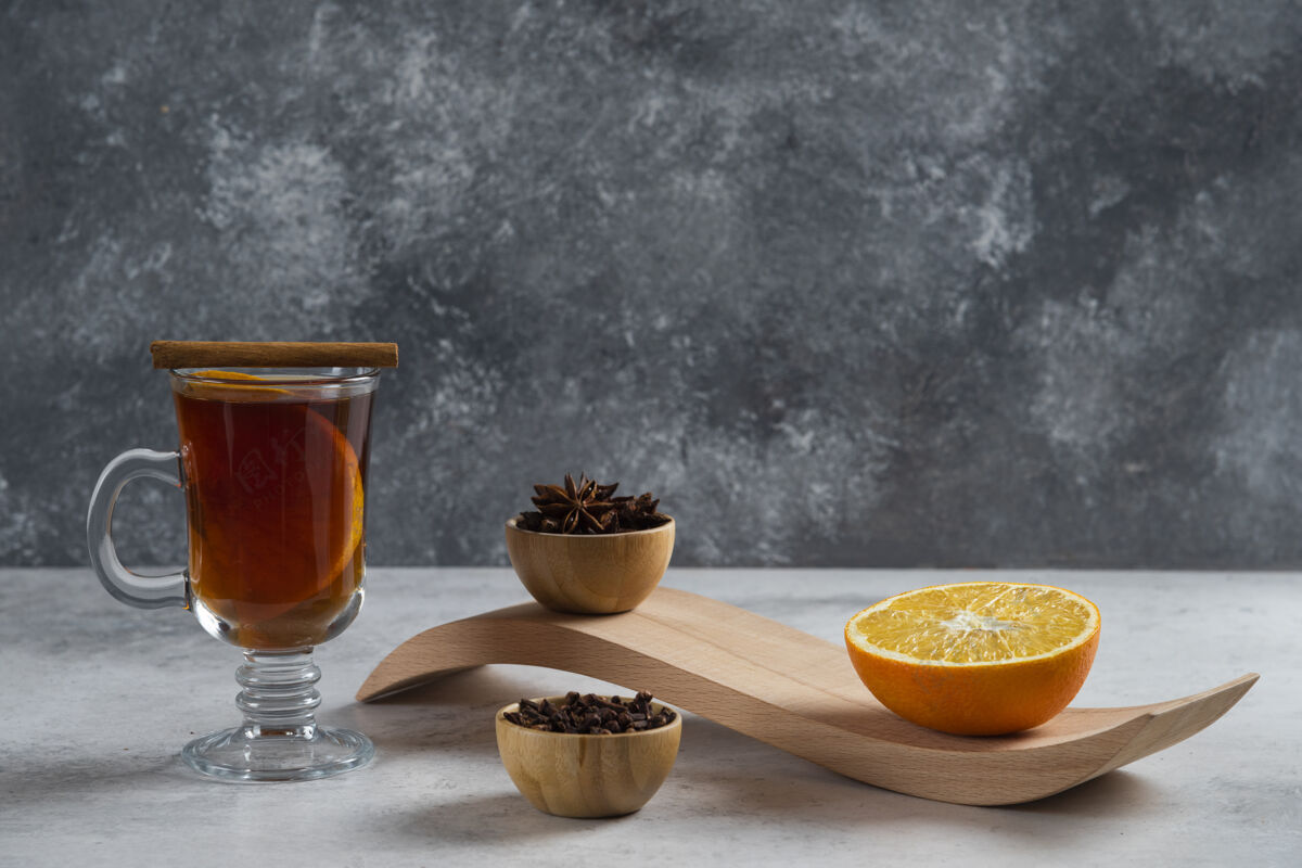 草药一杯茶加一片橘子和干散茶橙子罐子木头