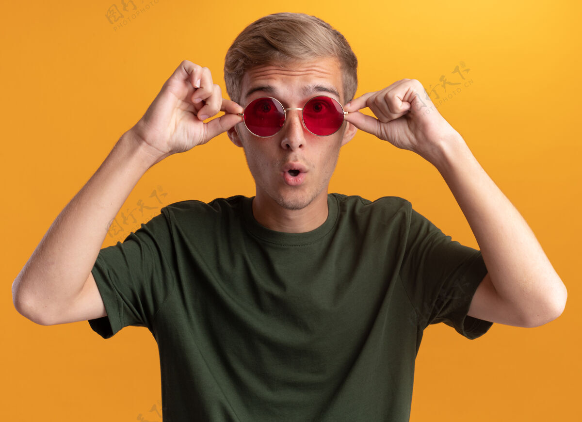 年轻一个穿着绿衬衫戴着眼镜的年轻帅哥被隔离在黄色的墙上小伙子帅哥眼镜