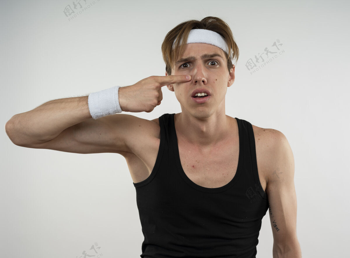 穿关心的年轻人戴着头带和腕带点在鼻子上孤立的白色运动头带运动年轻