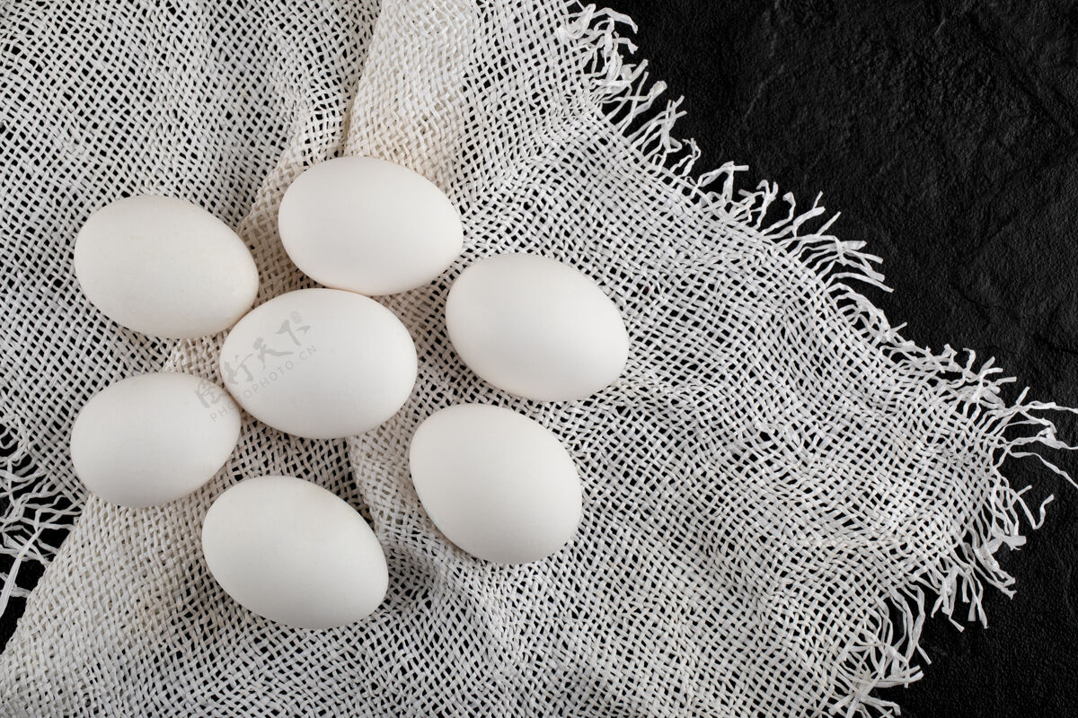 鸡蛋一堆生鸡蛋放在粗麻布上鸡肉生的生的