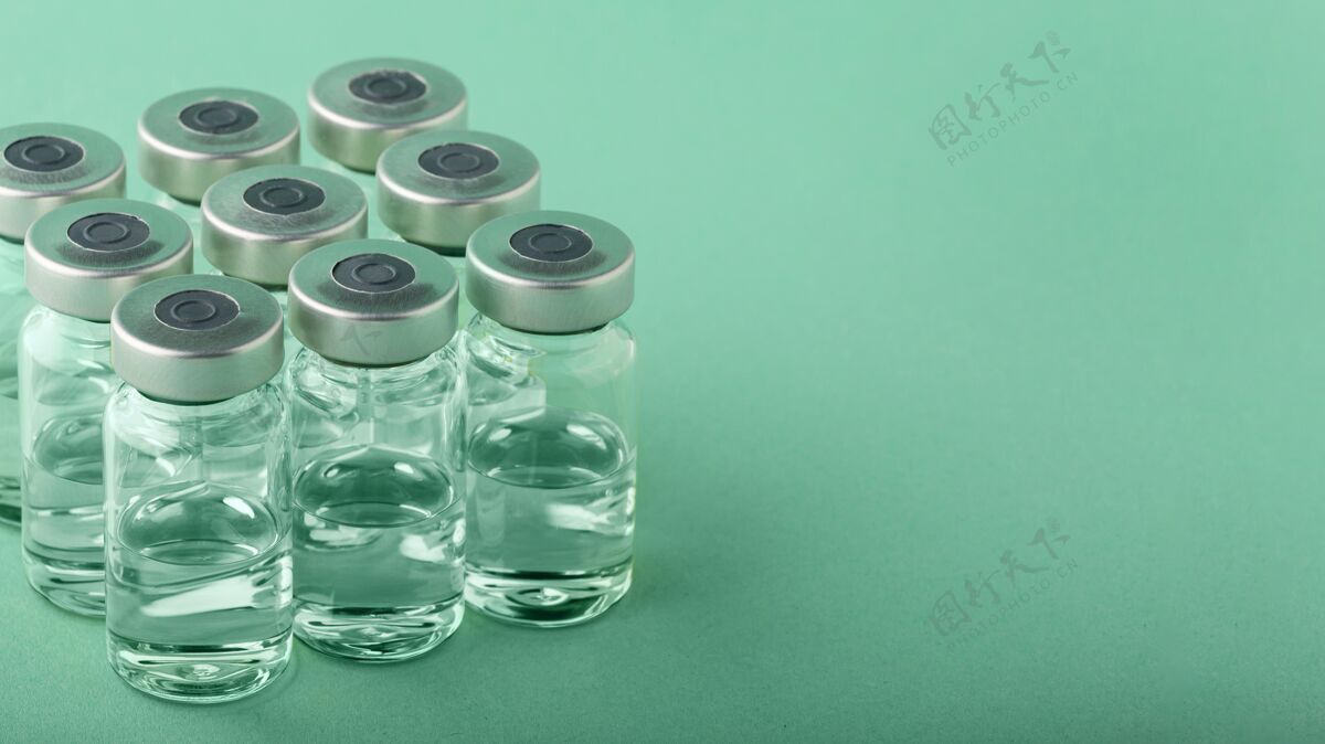疫苗绿色上的疫苗瓶排列健康成分医疗