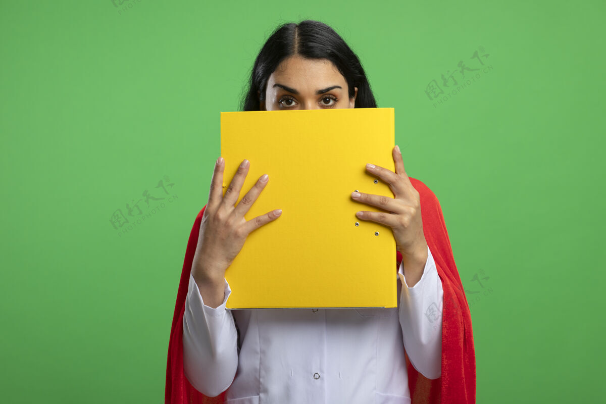 长袍向前看 年轻的超级英雄女孩穿着医用长袍 听诊器盖着脸 绿色的文件夹被隔离超级英雄医疗文件夹