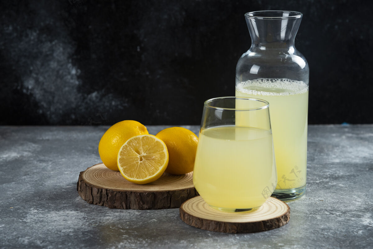 自制的在木板上放一杯新鲜的柠檬汁桌子美味的水果