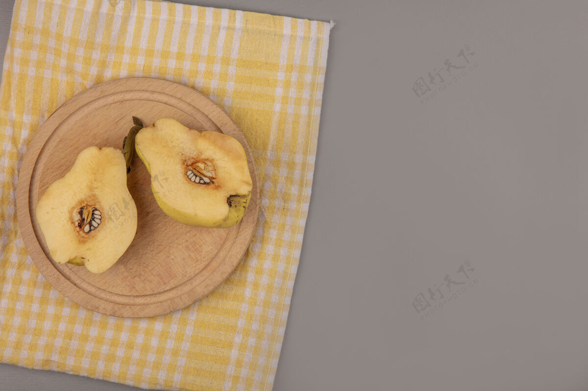 食谱在一块黄色格子布上的木制厨房板上 新鲜的木瓜被切成两半 上面有复印空间厨房木瓜衣服