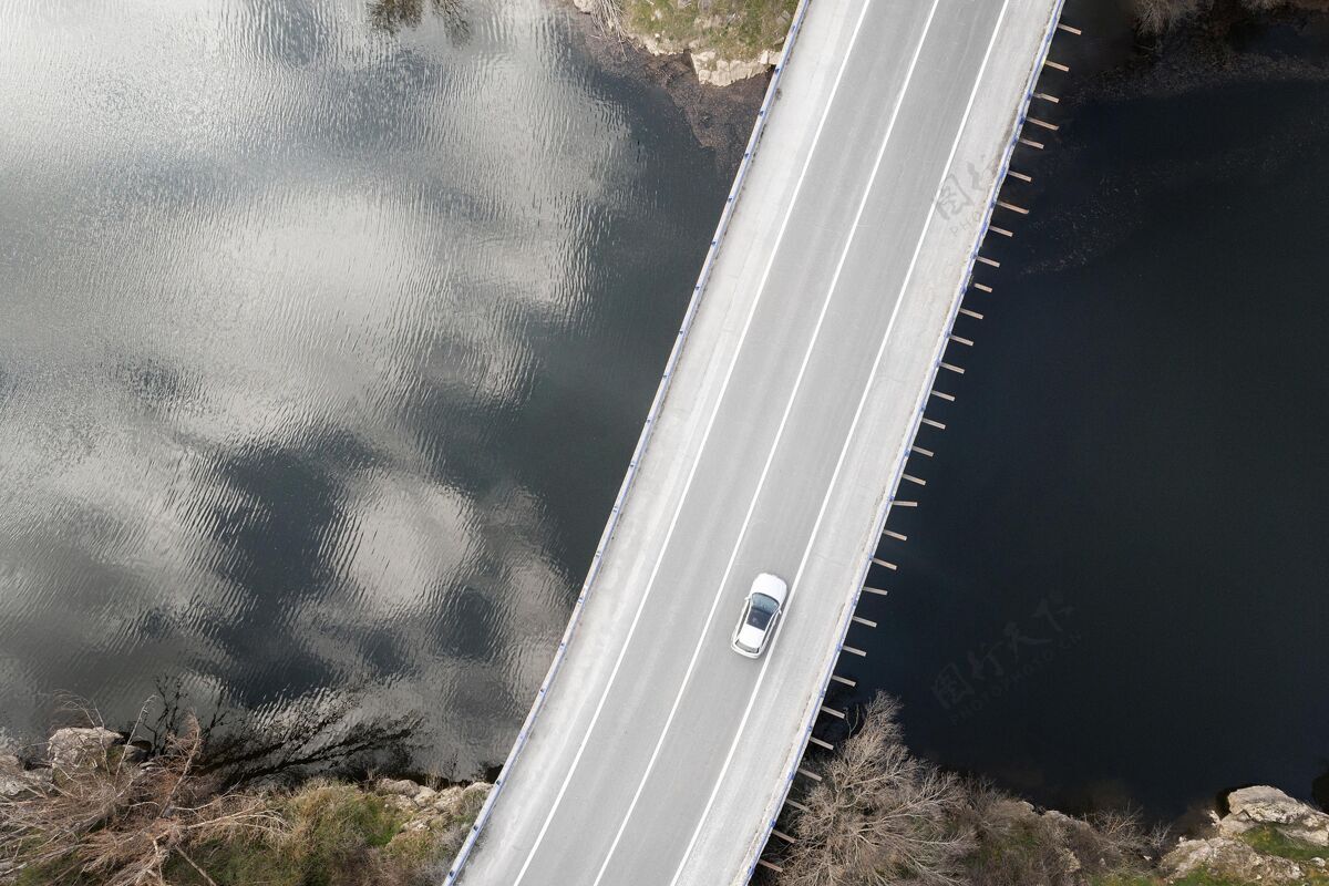 鸟瞰车在桥上的交通理念水平旅游桥梁