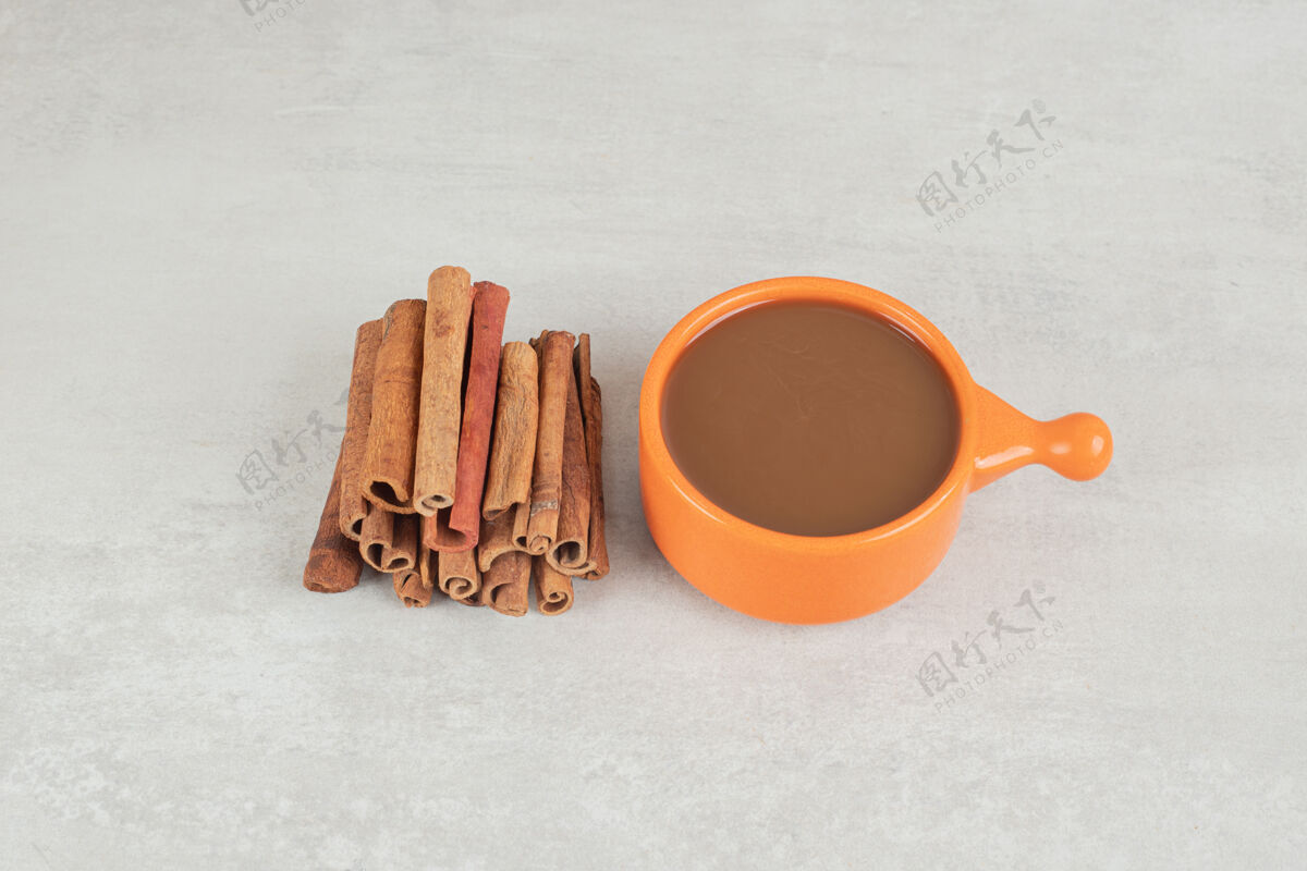 咖啡一杯肉桂咖啡贴在大理石表面棒美味的肉桂