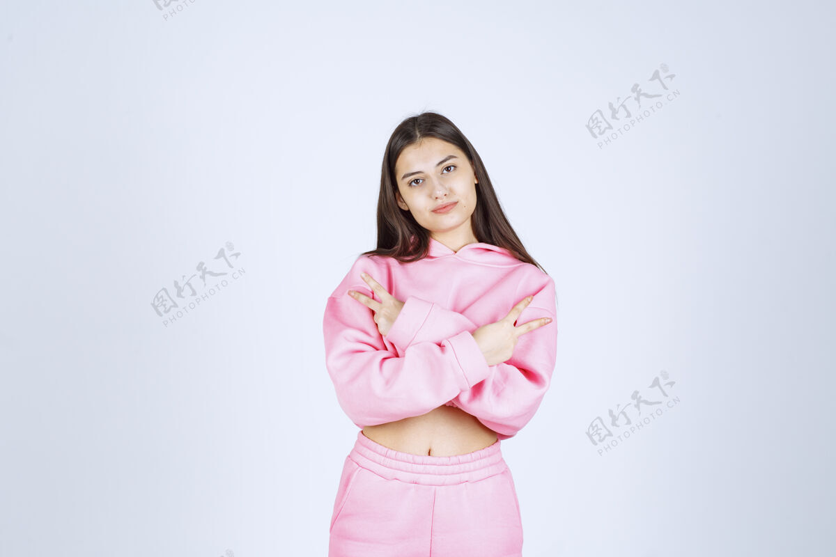 女性穿着粉色睡衣的女孩摆出不满意的中性姿势人随意摆姿势