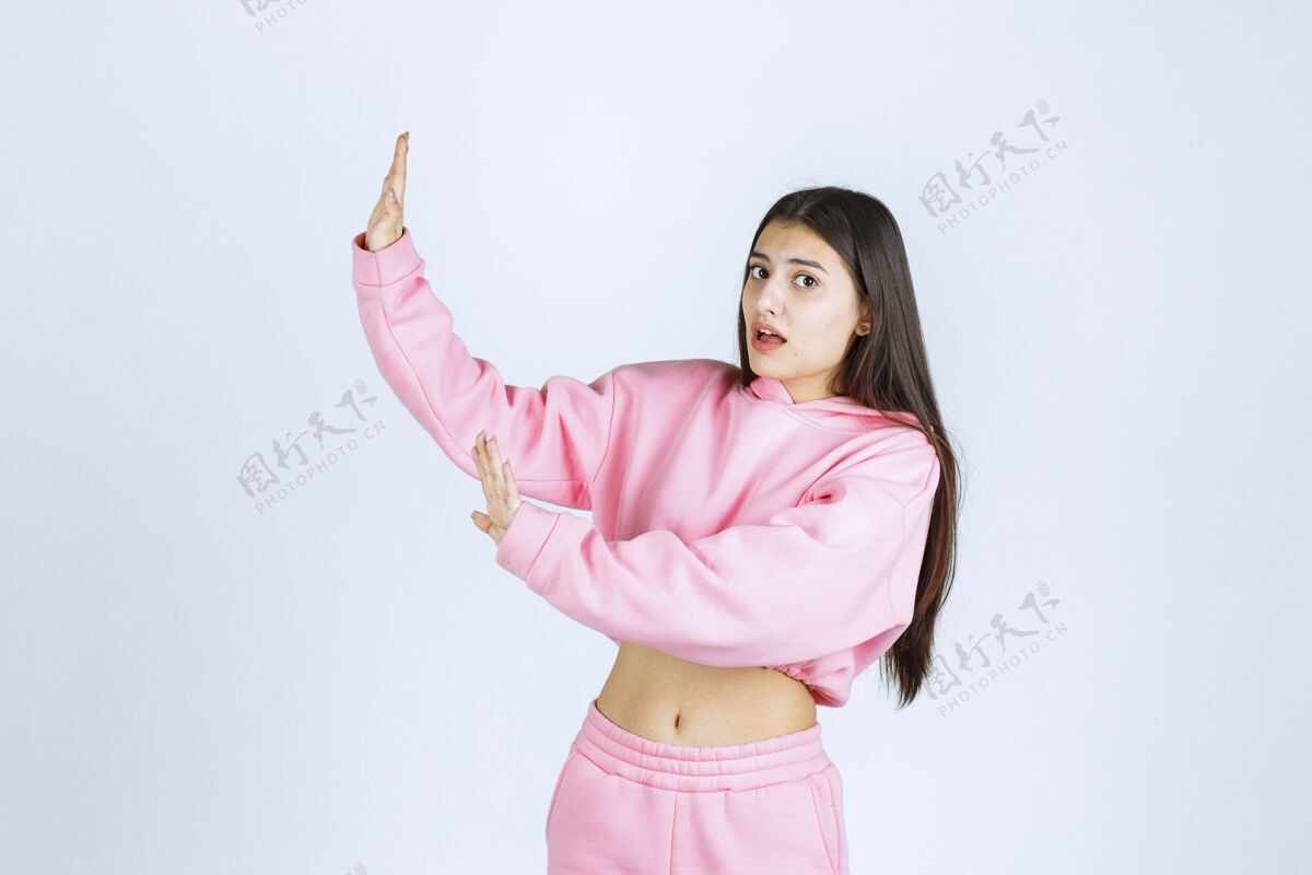 拒绝穿粉红色睡衣的女孩停下来避免人预防