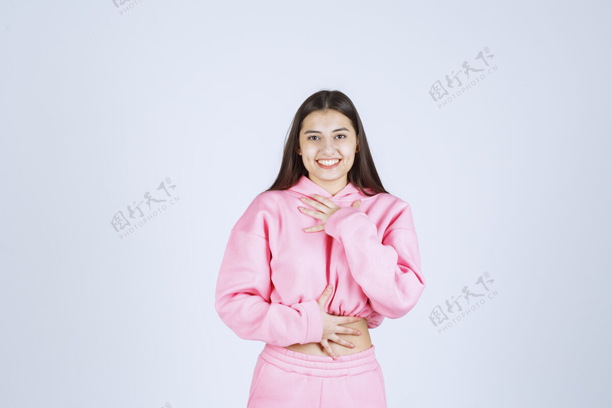 微笑穿着粉色睡衣的女孩摆出一副又脏又欢快的姿势呼吁成人女性