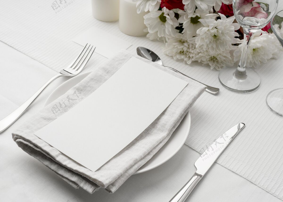 桌子装饰高角度的春季菜单模拟盘上的餐具和鲜花开花玻璃模型