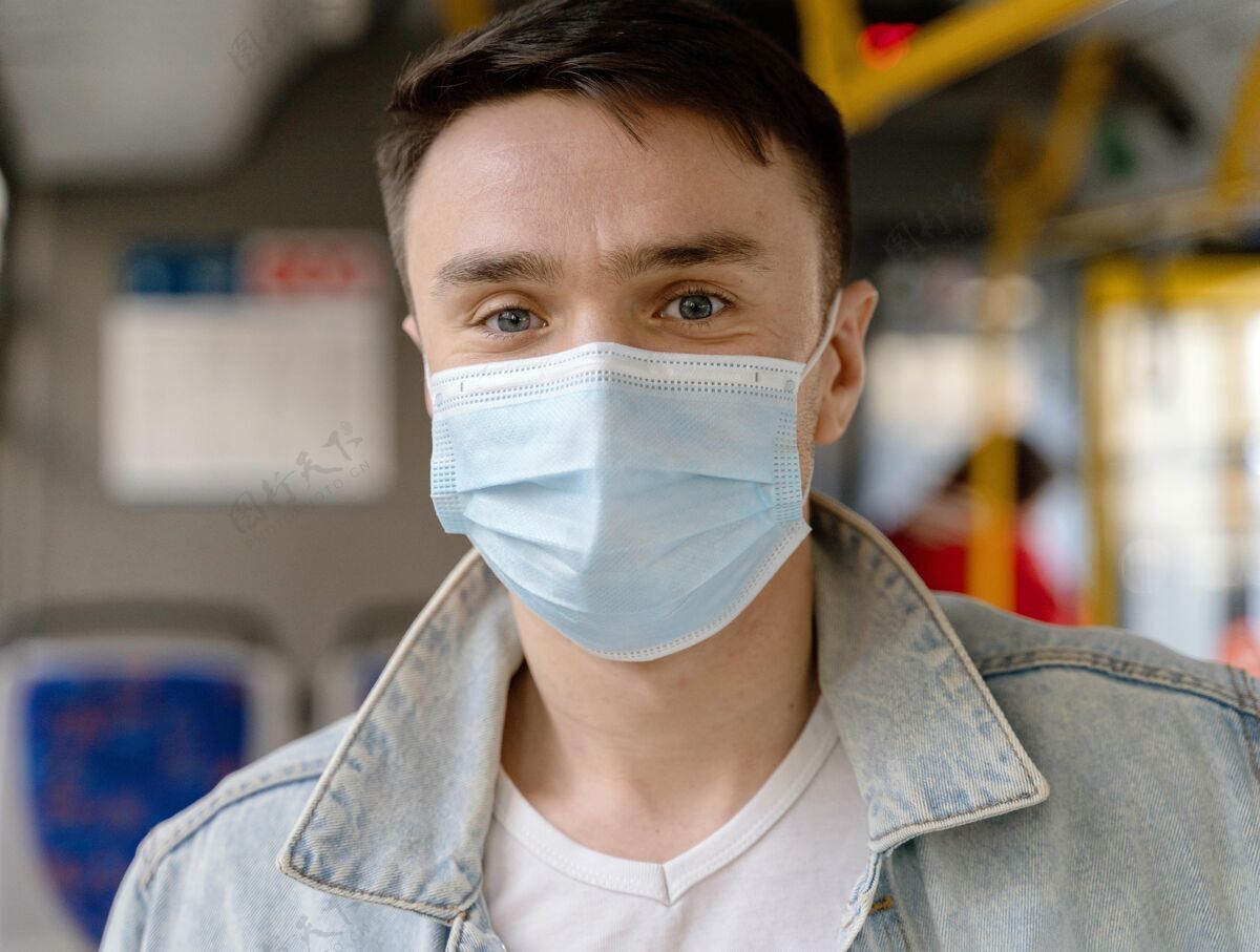 感染预防年轻人戴着口罩坐公交车汽车公共汽车车辆