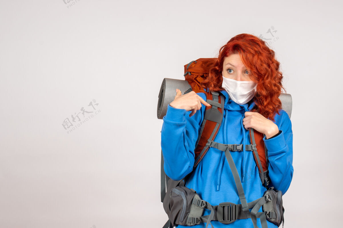 背包正面图戴面具的女游客带着她的背包人成人新常态