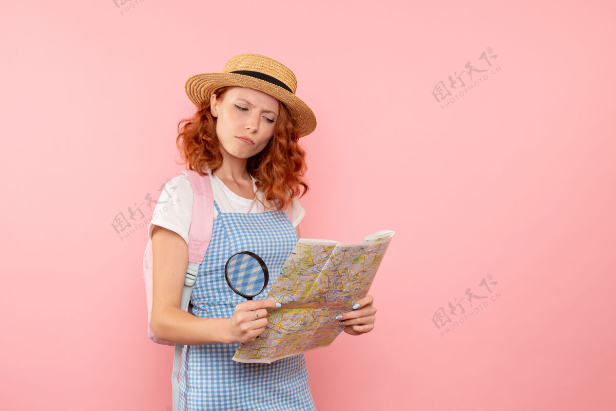 成人女游客正拿着地图在外国寻找方向微笑方向情感