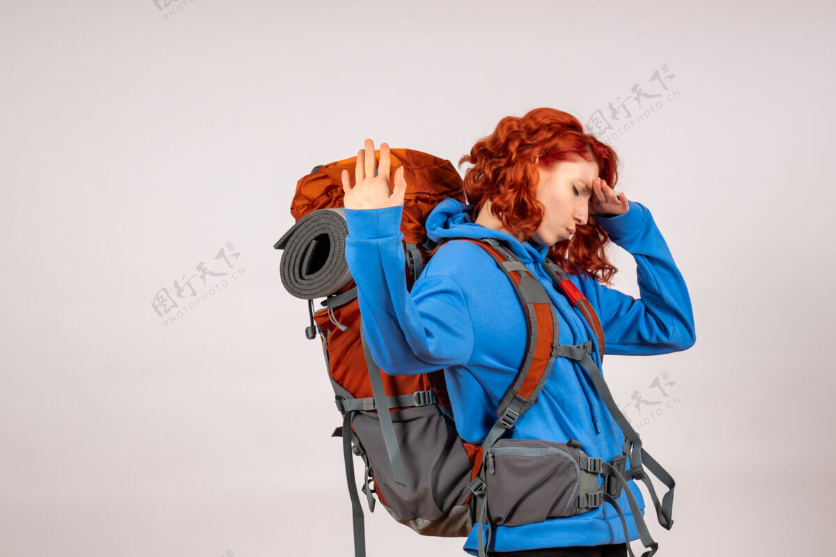 女游客女游客背着背包上山旅游人自然徒步旅行