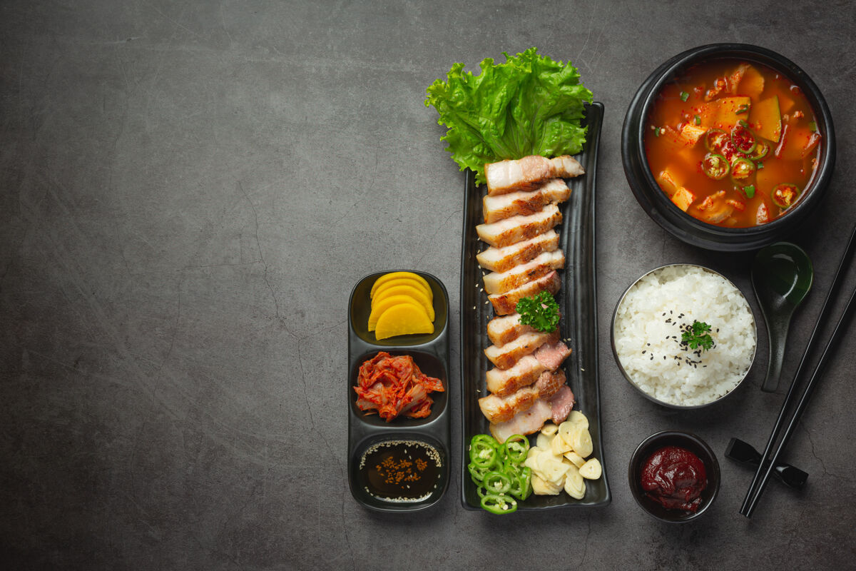 混合韩式酱汁烤肉筷子烧烤碳水化合物