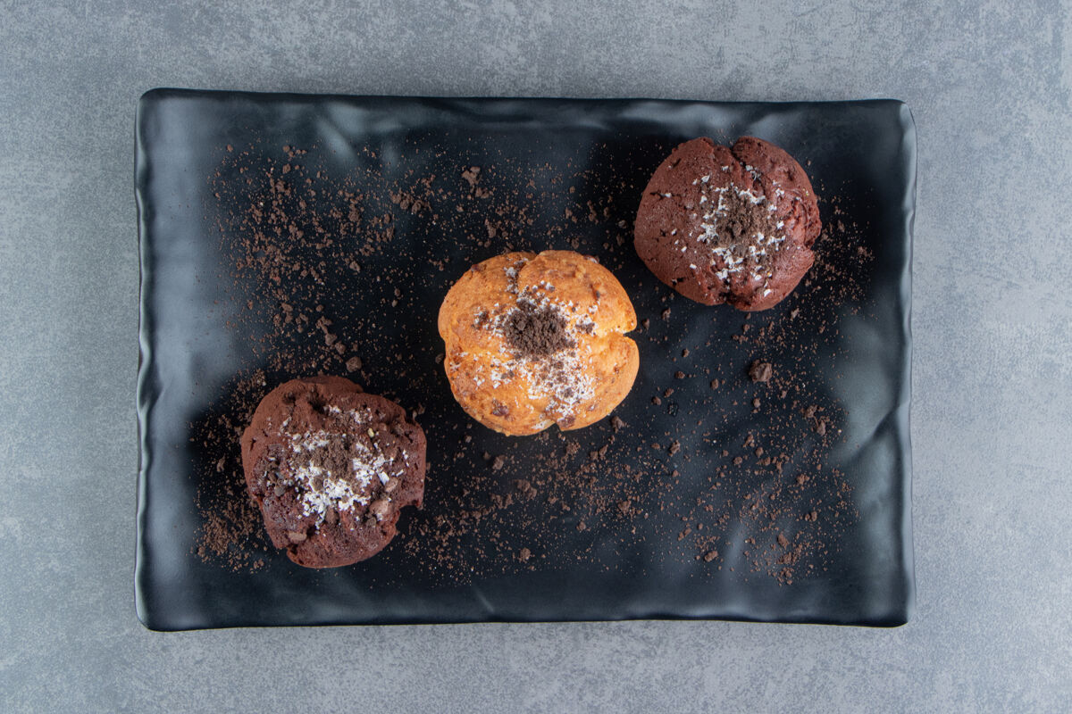 面包房黑木板上的巧克力松饼和坚果松饼新鲜美食巧克力