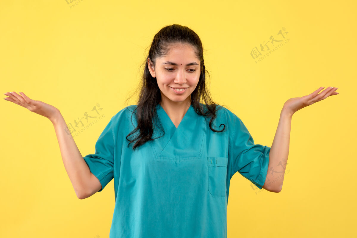 衣服正面图身着制服的女医生张开双手站着女人快乐手