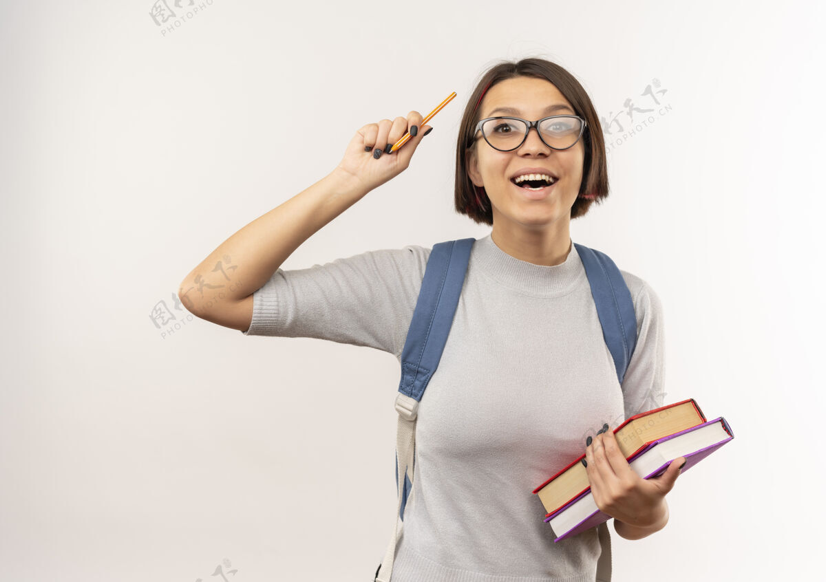 眼镜印象深刻的年轻女学生戴着眼镜 背着书包 举着白纸孤立的笔抱