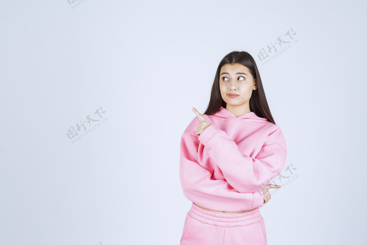 休闲穿粉红色睡衣的女孩指着左边成人介绍姿势