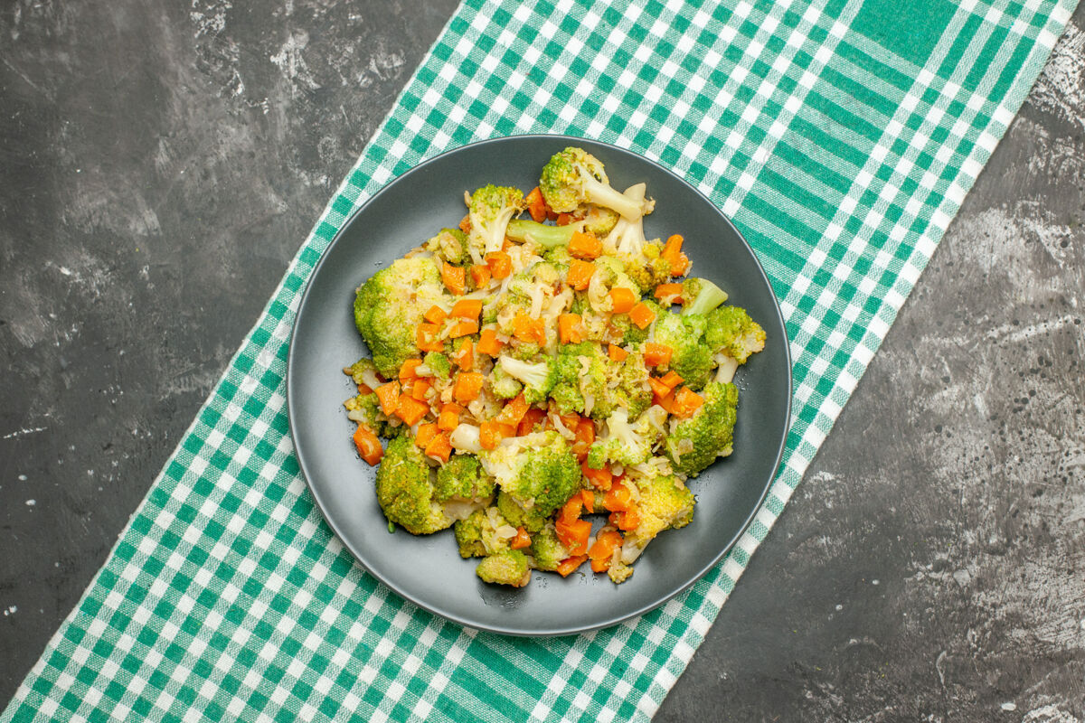 餐点健康的蔬菜沙拉放在绿色的毛巾上 放在灰色的桌子上农产品蔬菜晚餐
