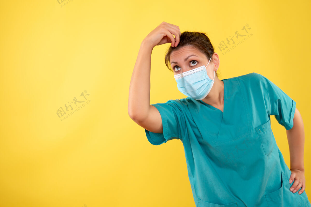 医疗黄色背景上戴着防护面具的女医生的前视图女医生面部健康