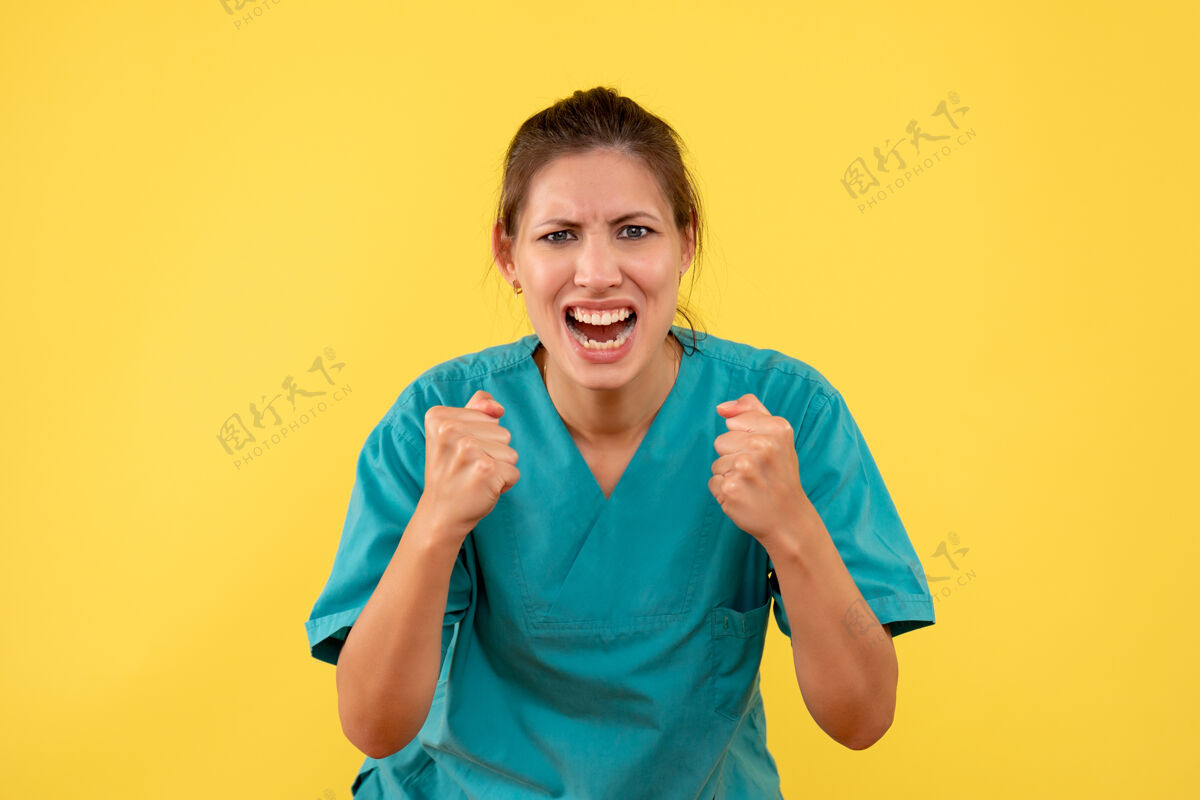 衬衫前视图黄色背景上穿着医用衬衫的女医生病毒护士医疗