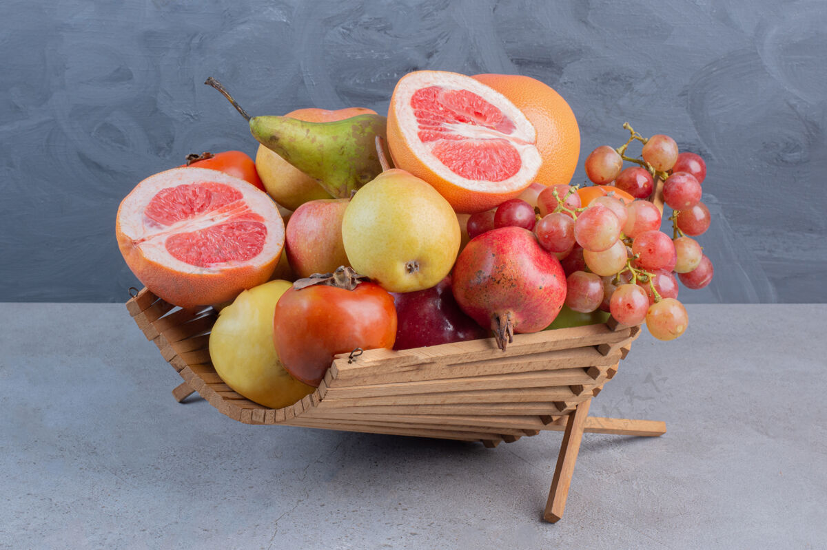 美味一个美味的水果品种在一个木制篮子大理石背景美味水果天然
