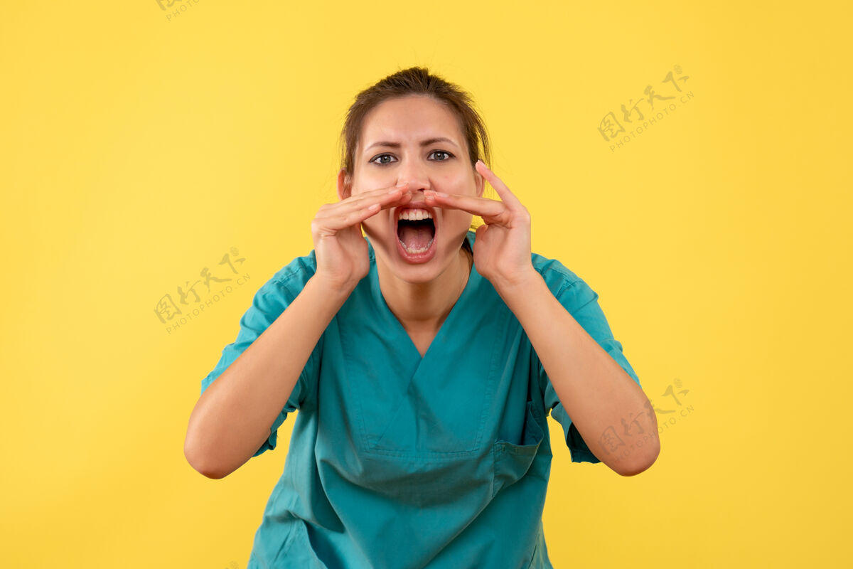 前面正面图黄色背景上穿着医用衬衫的女医生大声喊叫护士大声视图