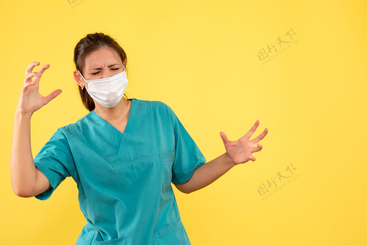 衬衫前视图黄色背景上穿着医用衬衫和面罩的女医生女医生脸视图