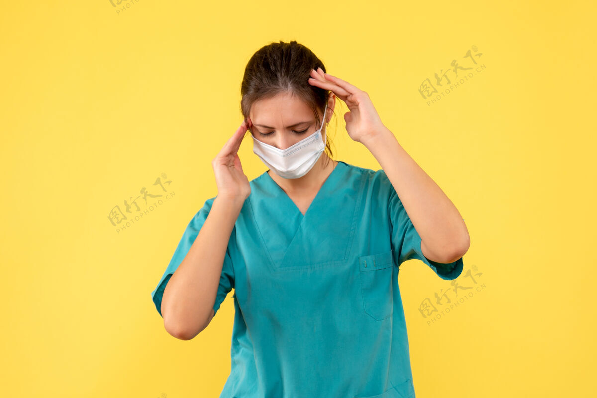 流行病正面图黄色背景上穿着医用衬衫和面罩的女医生成人黄色正面