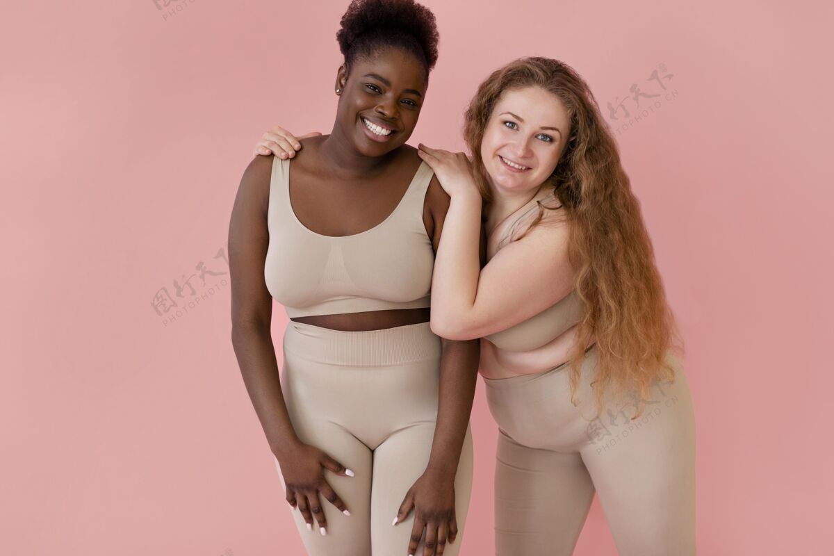 社会运动两个快乐的女人穿着塑身衣摆姿势女人自信自信