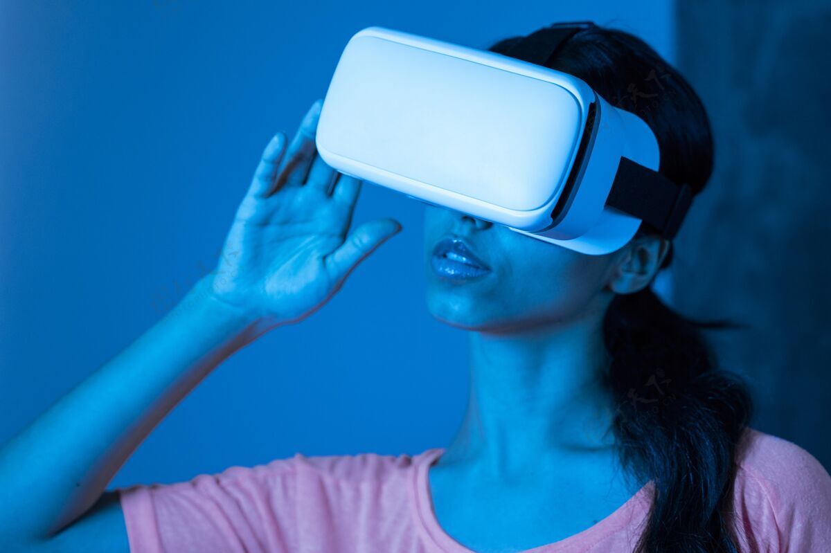 乐趣女人在蓝光下使用虚拟现实耳机虚拟现实虚拟现实眼镜享受