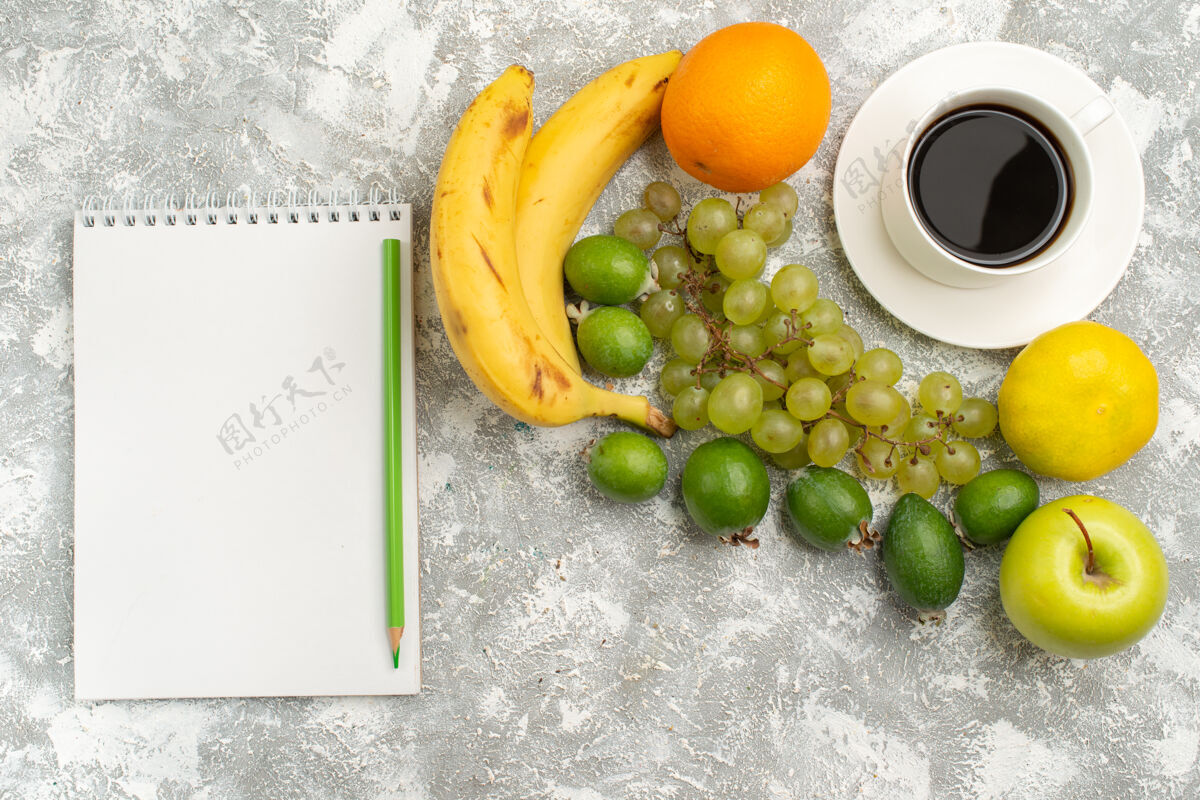 柑橘顶视图新鲜水果成分苹果 葡萄和香蕉配咖啡 背景为白色 新鲜醇厚 水果成熟 颜色为维生素饮食醇香可食用的水果