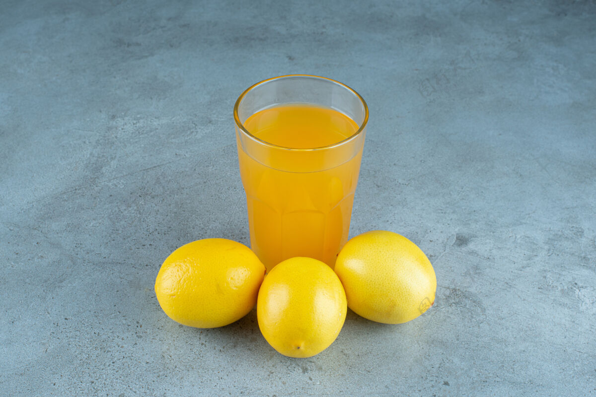 柠檬一杯鲜柠檬橙汁木头柑橘新鲜