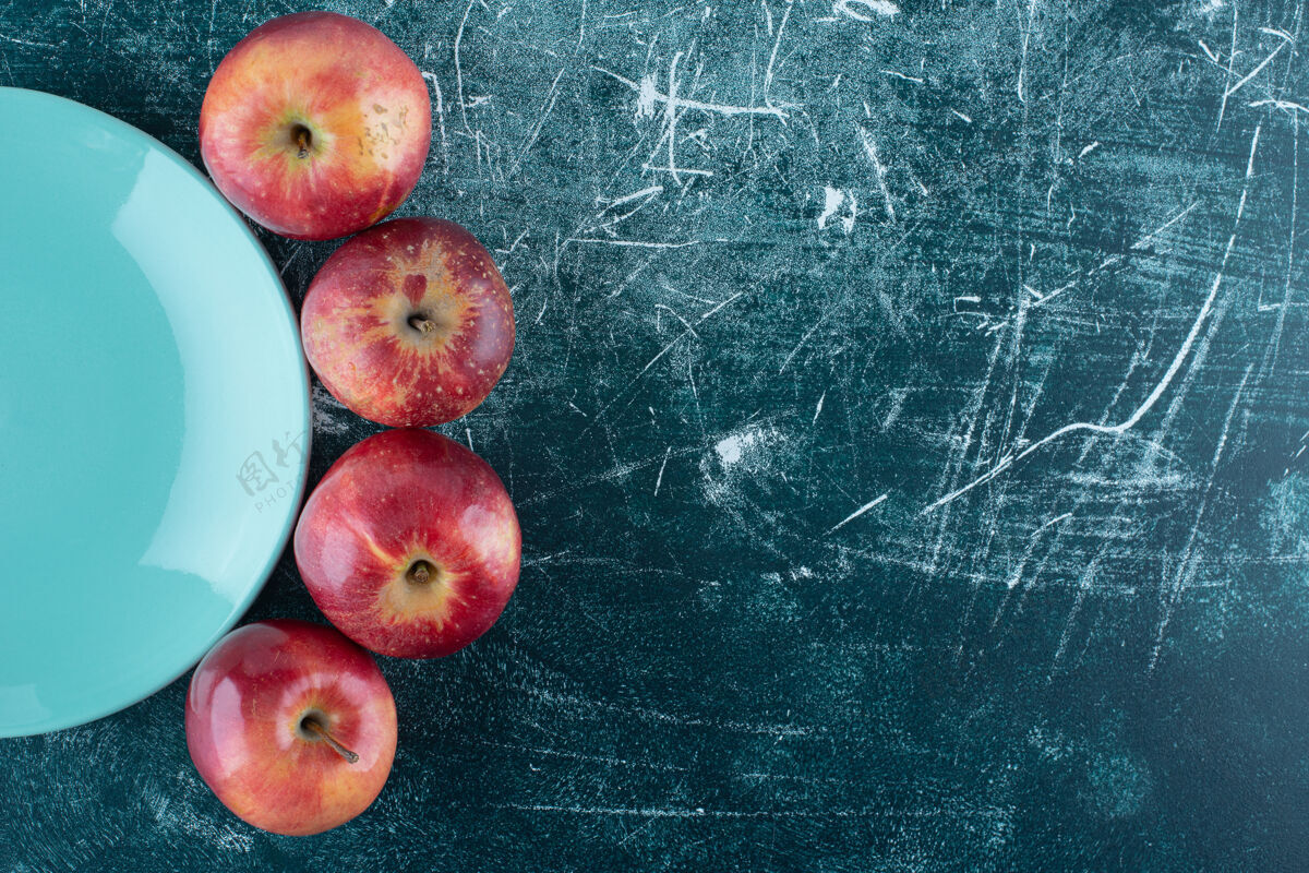 新鲜成熟的红苹果放在蓝色盘子里生的味道水果
