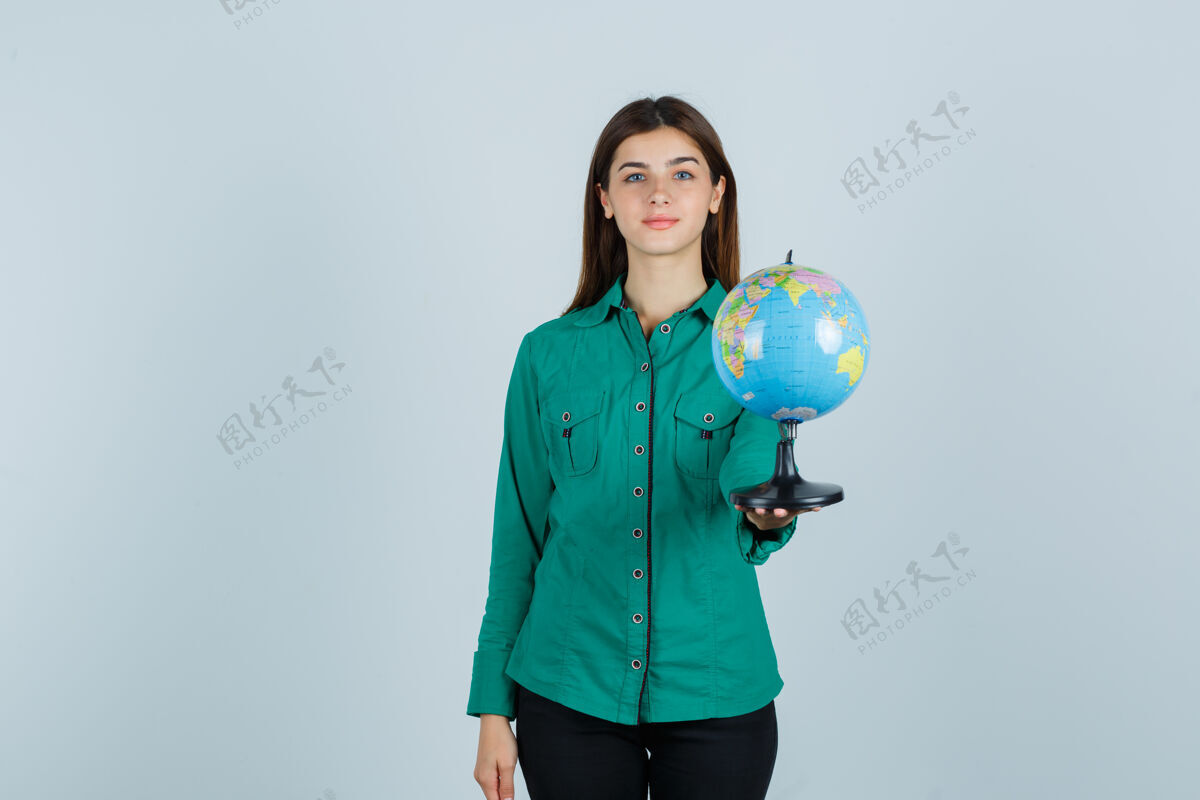 女人穿着衬衫拿着地球仪的年轻女士 看上去很自信 正对着前方漂亮时尚黑发
