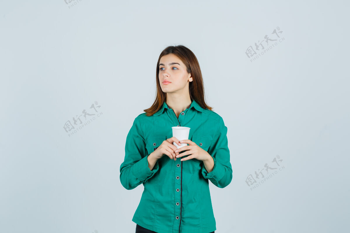 自然年轻的女士拿着一杯塑料咖啡 穿着衬衫 面带沉思女人女孩咖啡
