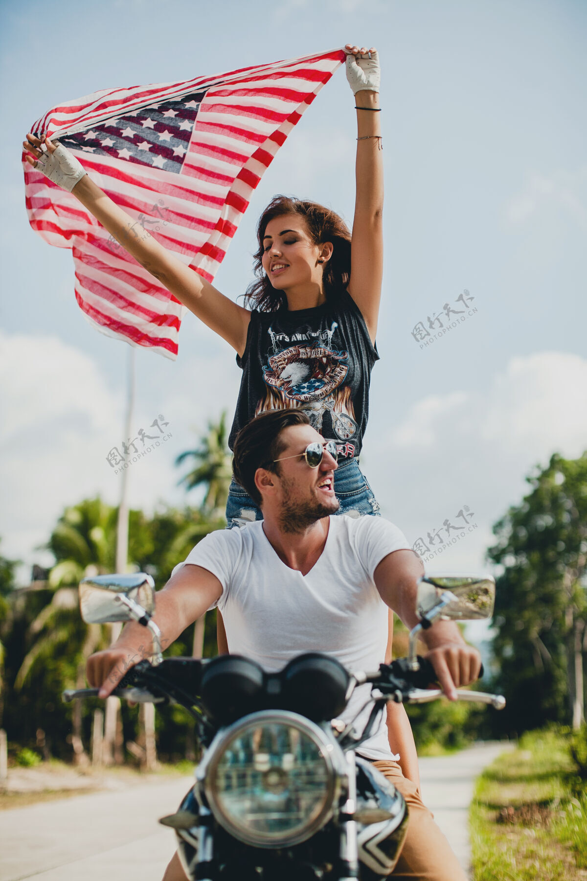 自行车骑摩托车恋爱的年轻夫妇浪漫乐趣公路旅行