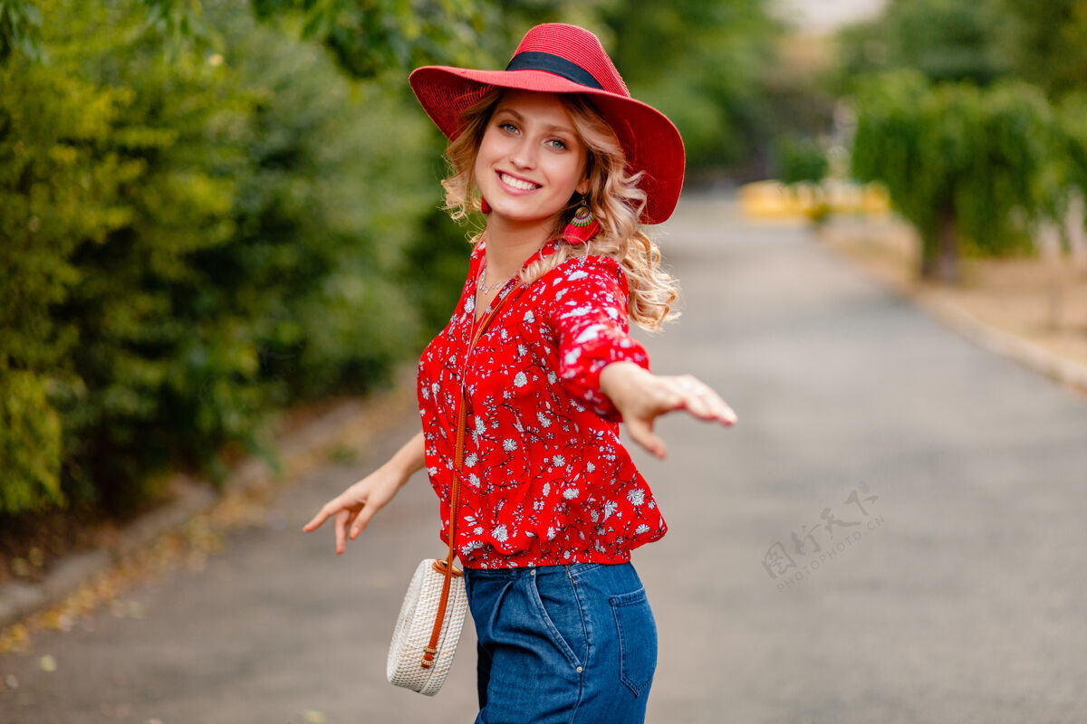 脸美丽迷人的时尚金发微笑的女人在稻草红帽子和衬衫夏季时尚服装女人情感时尚
