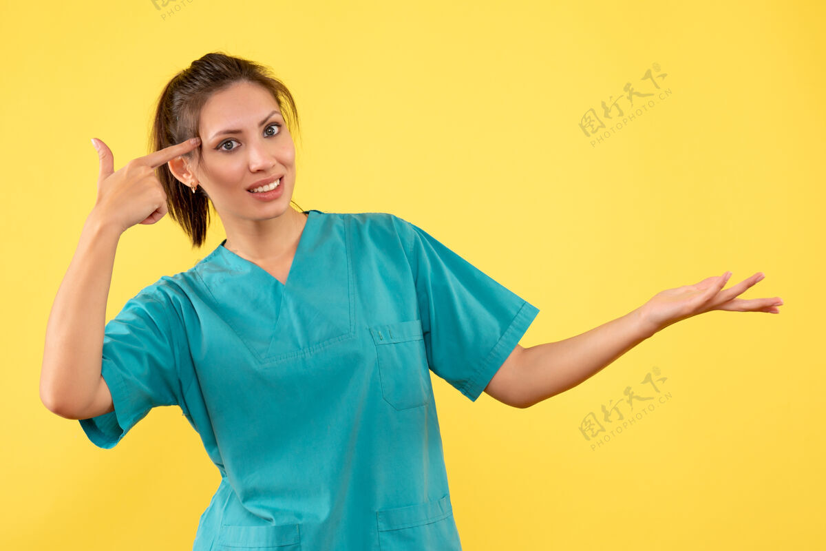健康前视图黄色背景上穿着医用衬衫的女医生医疗护士衬衫
