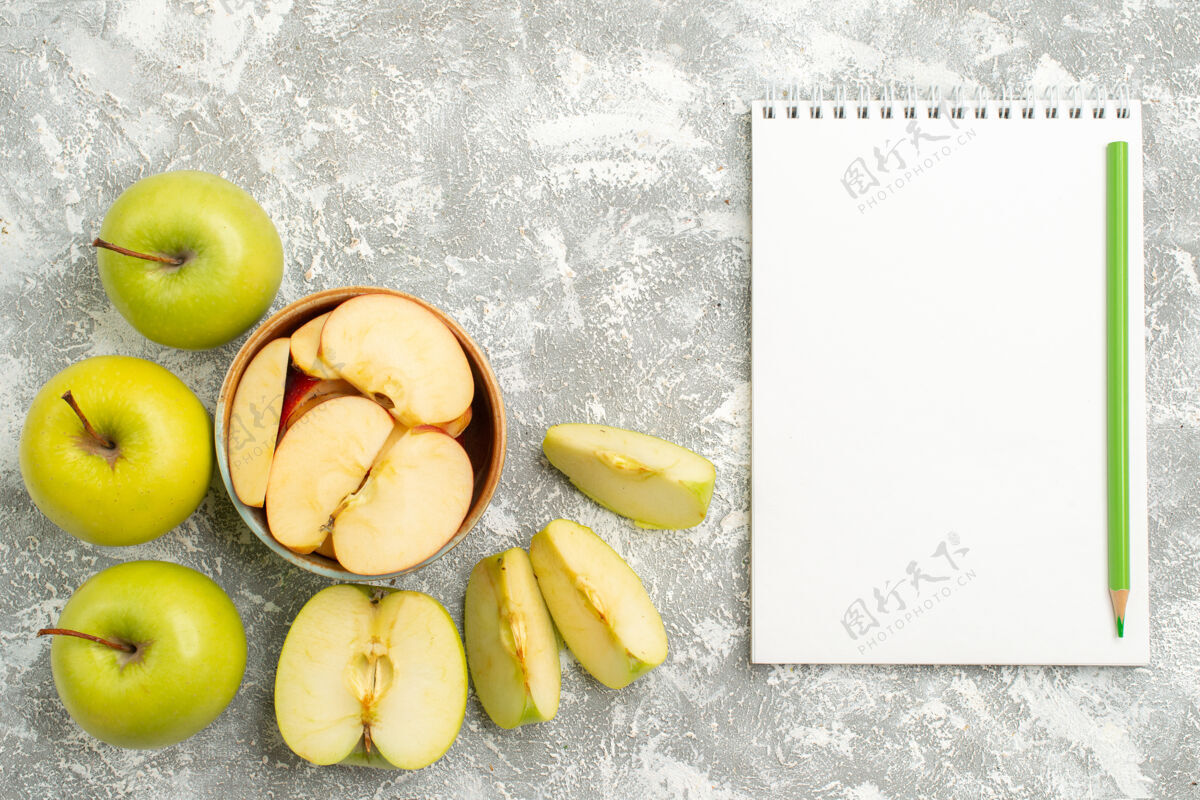 新鲜顶视图切片新鲜苹果新鲜水果 背景为白色 水果成熟醇厚切片水果背景