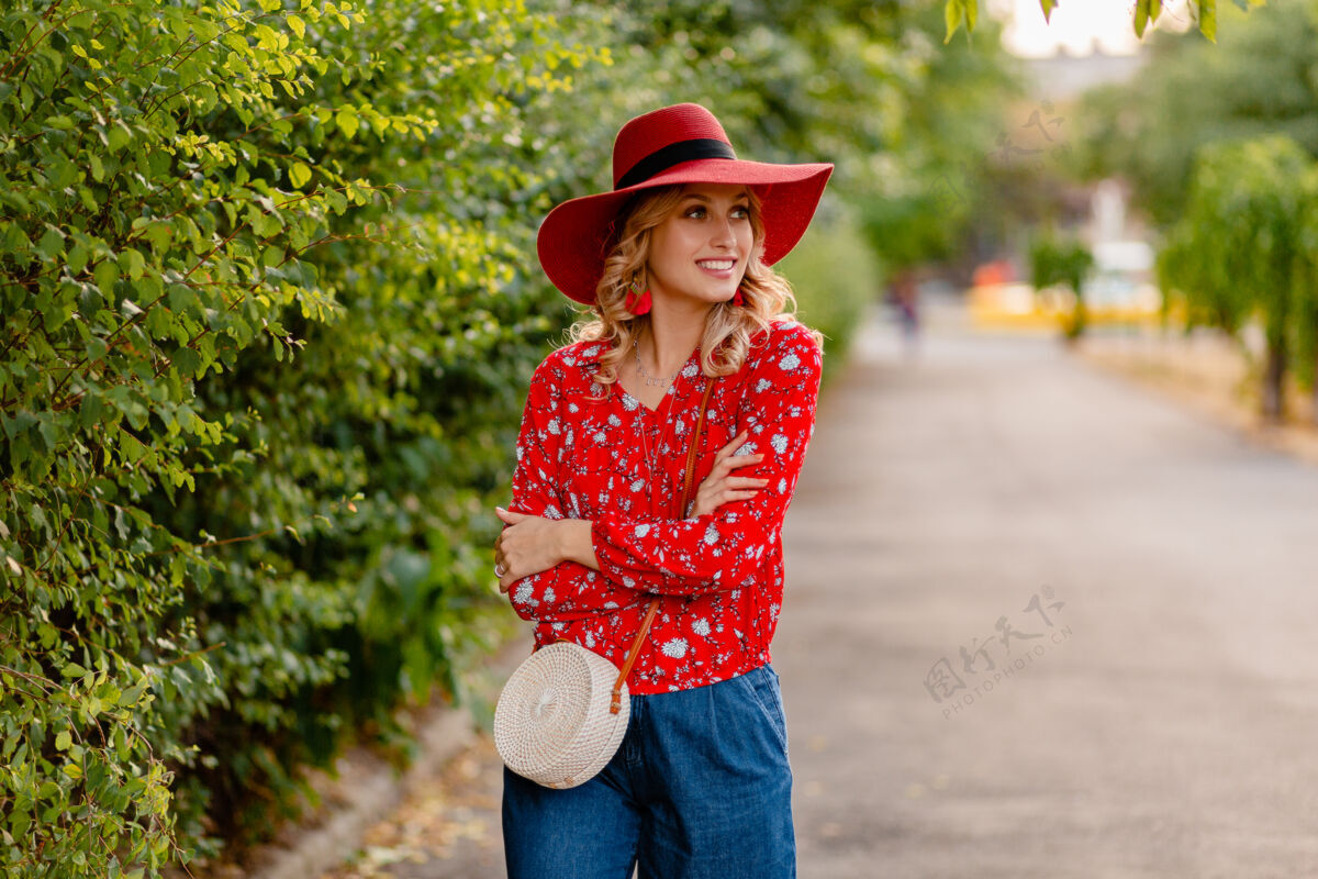 女士美丽迷人的时尚金发微笑的女人在稻草红帽子和衬衫夏季时尚服装明亮脸享受