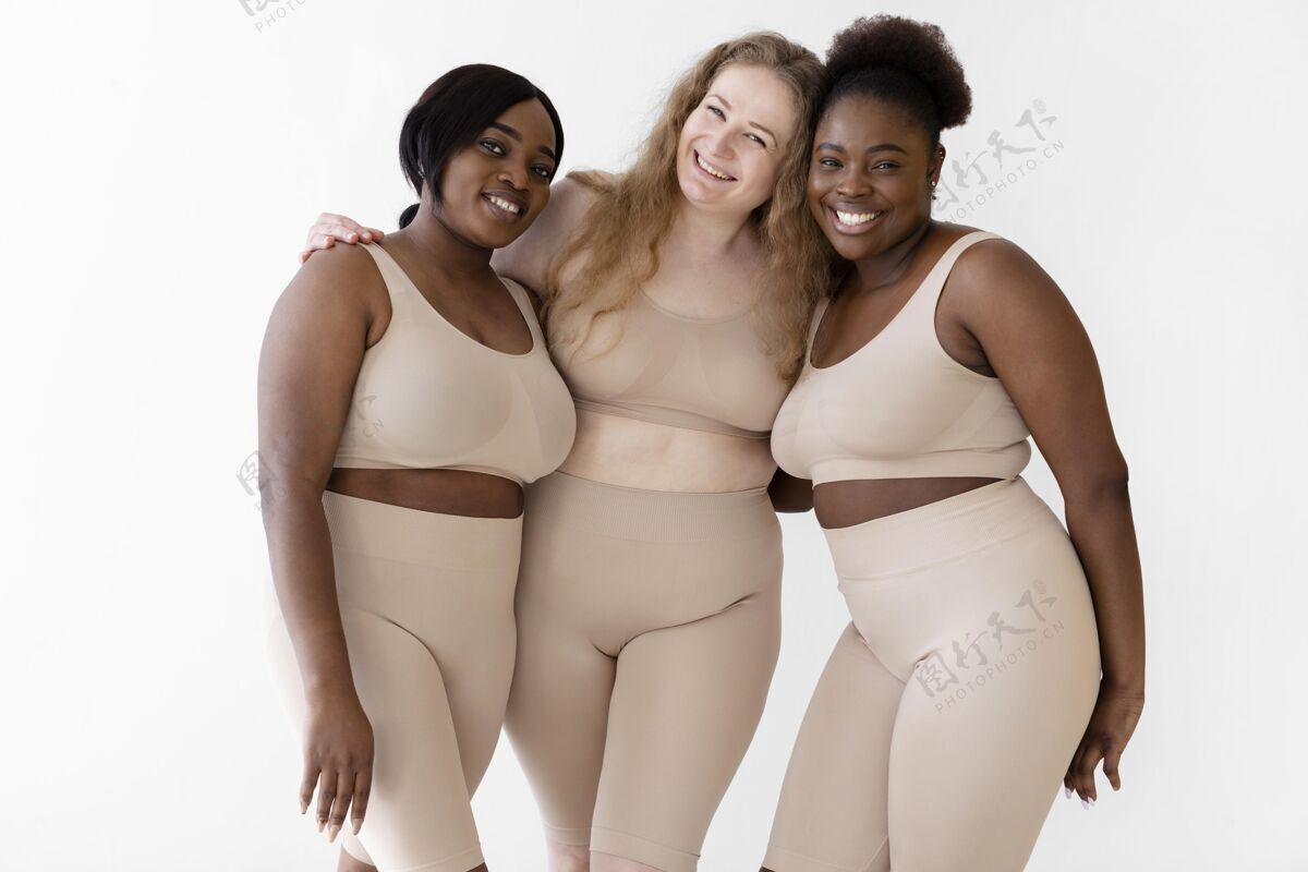 自信三个自信的笑脸女人穿着塑身衣摆姿势授权自信身体积极性